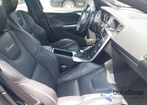 2015 Volvo S60 T6 R-Design Platinum z USA, uszkodzony, nr VIN YV1902THXF1306141